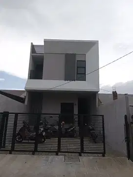 Rumah Baru Gaya Industrial Dengan halaman belakang di Sayap Turangga