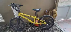 Sepeda senator lycan 20 inci (hitam dan kuning)