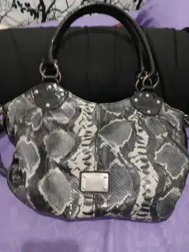 Jual tas motif ular masih bagus sekali.