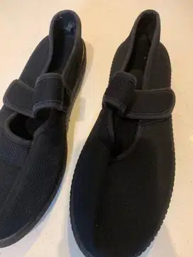 Spatu slop hitam ringan
