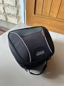 Box bag belakang motor GIVI