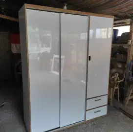 Lemari pakaian minimalis