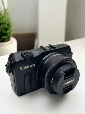 Kamera Mirrorless CANON EOS M
+ Lensa Fix Canon EF-M 22mm f/2 STM