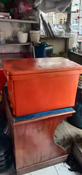 Box minuman dingin 75 Liter