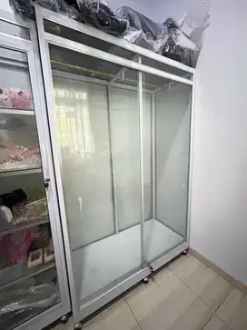 Lemari Sliding Door Kaca Baju Gantungan
