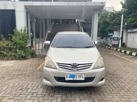 toyota kijang innova (2009)