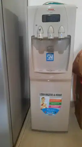 Dispenser air Sanken galon atas