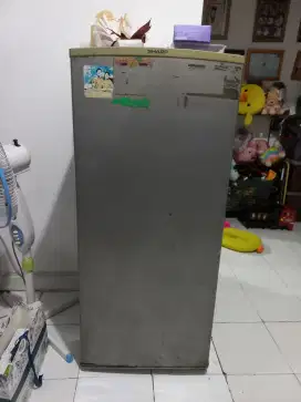 Dijual freezer sharp