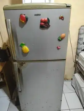 Jual cepat kulkas dua pintu merk Sanyo