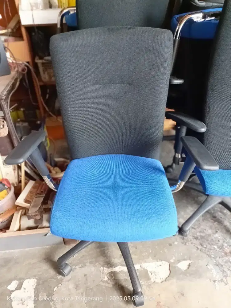 Kursi Kantor Biru Hitam merk Joyten