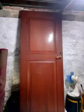 Di jual daun pintu masih bagus & kokoh dari kayu mahoni, full kayu