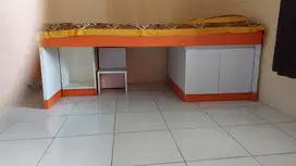 Tempat tidur include lemari