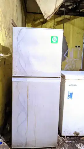Kulkas SHARP 2 Pintu — Dingin Normal, Cocok untuk Rumah Tangga / Kosan
