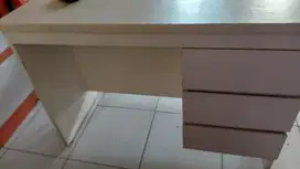 Meja tulis dengan laci