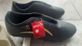 Sepatu bola merk specs baru komplit.