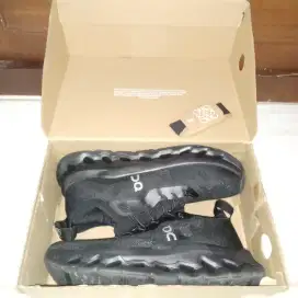 sepatu olahraga on cloud tilt techphase