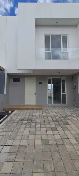 Disewakan Rumah Minimalis Rumah Baru Kinyis Dian Istana LB90m Wiyung
