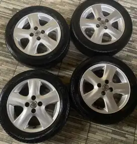 Dijual cepat velg vios R15 pcd 4x100 dengan ban masih tebal semua nego