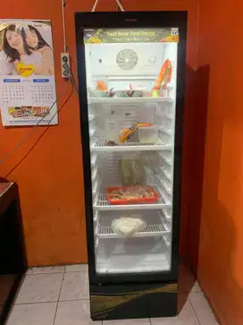 Showcase chiller merk polytron