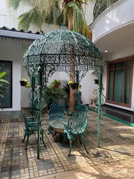 Gazebo taman dengan 4 kursi dan 1 meja