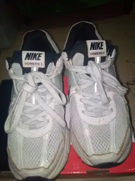 Jual sepatu NIKE VOMERO 5 original