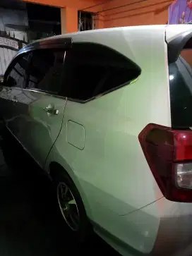 Daihatsu Sigra R Deluxe  MT ( tipe tertinggi )