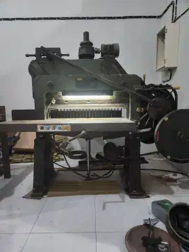 Mesin Potong DQ 201 Tahun 1982 plat Tebal