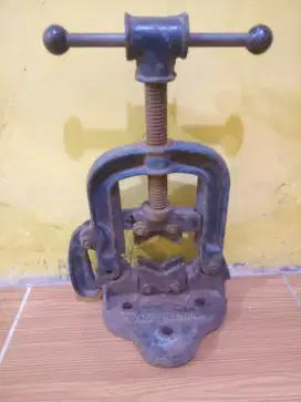 Catok penjepit pipa besi besar