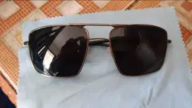 Kacamata hitam uk sedang