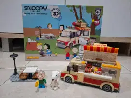 SNOOPY street fair hotdog food truck and bench