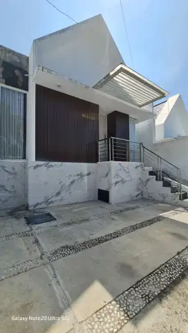 Disewakan Rumah Cluster di Ngaliyan, View Taman Perbukitan di Semarang