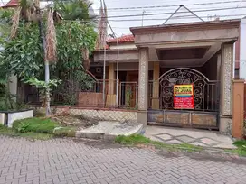 Dijual Rumah Gaya Mediterania Kawasan Elit Lokasi Manyar