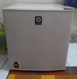 KULKAS MINIBAR UCHIDA SUPER MULUS SUPER DINGIN
