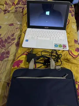 Netbook laptop asus e202s putih mulus bandung 2/320gb murah