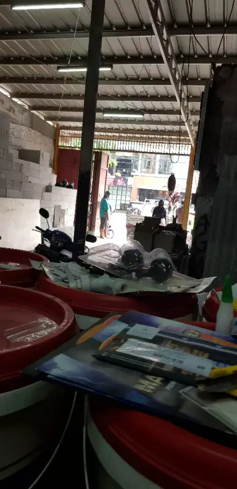 Karyawati toko material