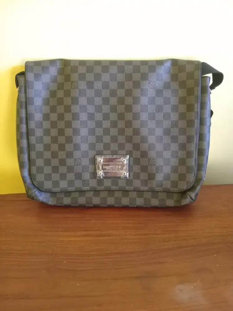 Tas slempang louis vuitton