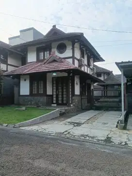 Di jual cepat rumah di Sentul city depan green area  dengan viewgunung