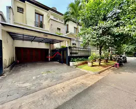 Rumah Minimalis Bangunan 3 Lantai Plus Rooftop Di Kebayoran Baru