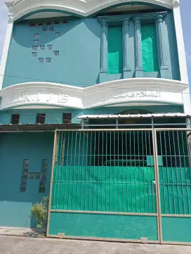 Rumah kokoh, konstruksi besi ulir, plafon 4m, nyaman, tidak banjir.