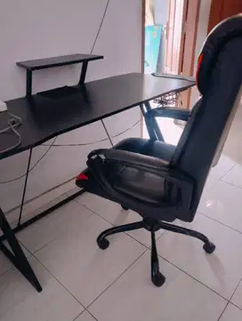 Meja gaming dan kursi komputer