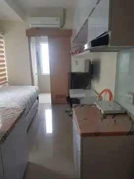 Sewa Apartemen Hoek Fully Furnished with AC at 9th Floor Apartment B