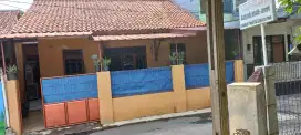 Rumah Dijual / Dikontrakkan - Persis di Depan Pintu Tol Sawangan