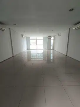 Ruko Kirana Boutique Office Kelapa Gading ada fasilitas Lift dan AC