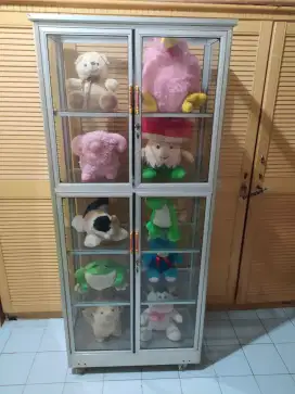 Etalase Aluminium Kaca Beserta Boneka P= 70 T= 167 L= 33