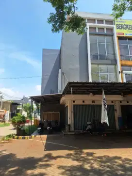 Ruko 3 Lantai Hoek Luas Lokasi Strategis di Karawaci Nego