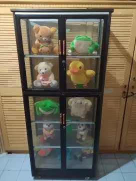 Etalase Aluminium Kaca Beserta Boneka P= 70 T= 167 L= 33