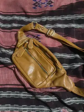 Tas kulit selempang dada