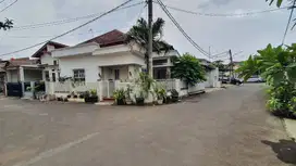 Dijual Rumah Hoek yang Menyenangkan di Dukuh Zamrud