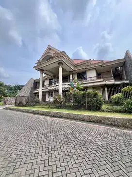 Rumah langka mewah jalan besar Ijen Malang