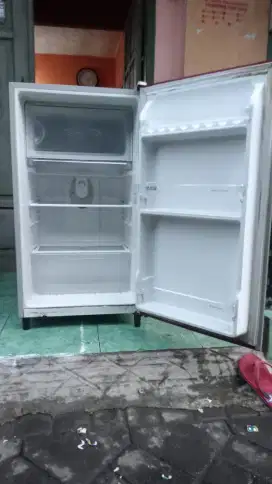 Menerima barang rusak kulkas mesin cuci swocase freser ac